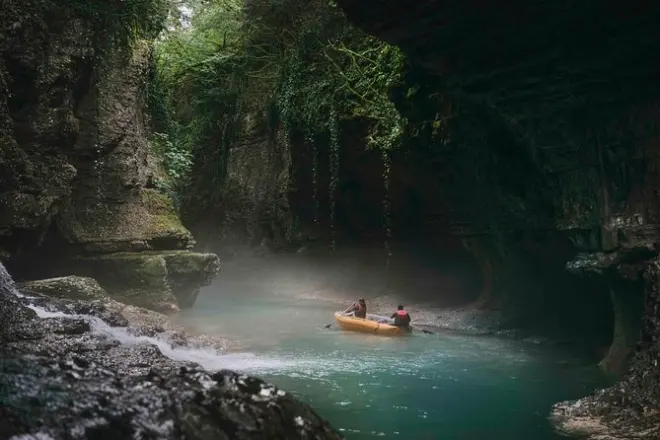 Cueva Prometeo, cañón Martvili y cascada Okatse desde Kutaisi