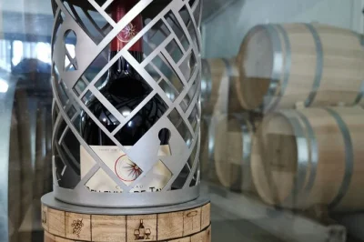 Buchen sie ein einzigartiges wein-escape-spiel in bordeaux. lösen sie rätsel, verkosten sie lokale weine und gewinnen sie eine flasche im chateau lamothe. perfekt für gruppen und teambuilding.