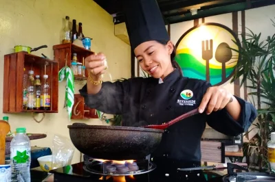 Comece com um passeio animado pelo mercado de chiang mai, aprenda a cozinhar pratos tailandeses à beira do rio e saboreie uma refeição feita por você. inclui transporte, receitas e todos os ingred