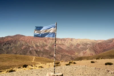 Descubra as cores de purmamarca, viva o dia a dia em humahuaca e admire as 14 cores do hornocal neste passeio de dia inteiro saindo de salta com transfer incluso.