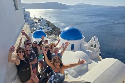 Entdecke santorini mit privatem guide – von den akrotiri-ruinen über oias sonnenuntergänge bis zu red beach und weinverkostungen. inklusive abholung & flexibler route.