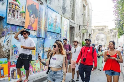 Descubre getsemaní en cartagena con murales, historias auténticas y plazas llenas de vida junto a un guía certificado. incluye sistema de audio para no perder detalle.