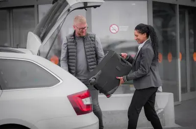 Privater Transfer von Keflavík nach Reykjavík mit Fahrer und Guide