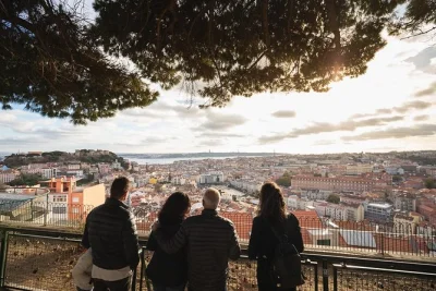 Explore lisboa de tuk tuk com guia local, prove a tradicional ginjinha, visite alfama e bairro alto, e aproveite vistas incríveis da cidade. transporte ecológico e paradas incluídas.