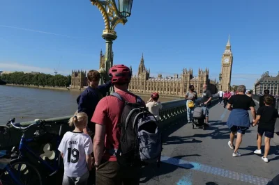 Siente el pulso de londres en un tour privado en bici—visita big ben, buckingham, covent garden y más. incluye guía, bicicletas y cascos. ideal para familias.