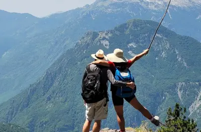 Tour di trekking autonomo di 3 giorni: Theth, Valbona e lago Komani