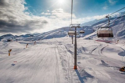 Descubra o azerbaijão: as montanhas listradas candy cane, a floresta gechresh e o shahdag resort com guia e transporte inclusos.