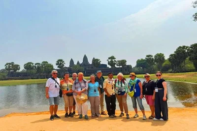 Découvrez angkor wat, explorez les racines de ta prohm et admirez le coucher de soleil avec une boisson fraîche. prise en charge à l’hôtel, guide germanophone et transport climatisé inclus.