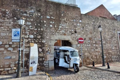 Scopri il centro storico di faro e la chiesa do carmo con un tour privato in tuk tuk elettrico guidato da un locale. fermate flessibili, curiosità e un viaggio eco-sostenibile.