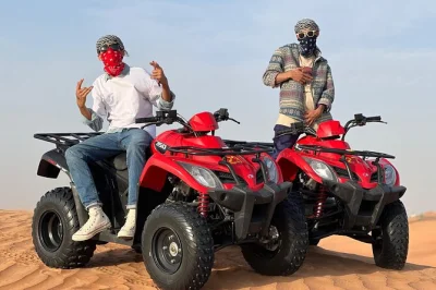Découvrez les dunes rouges de dubai en quad, buggy et balade à dos de chameau. avec prise en charge, sandboard et guide local pour une journée sans souci.