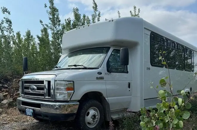 Autobús chárter de 24 asientos en Yellowknife: Personaliza tu ruta