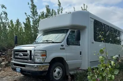 Autobús chárter de 24 asientos en Yellowknife: Personaliza tu ruta