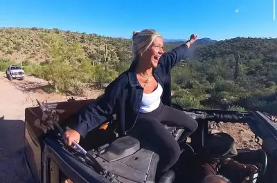 Jeep privé dans le désert de Scottsdale : Tout-terrain avec huskies