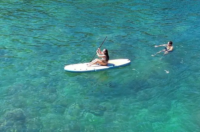 Stand up paddle acque calme spiaggia Ferradurinha Búzios