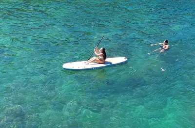 Stand Up Paddle auf ruhigem Wasser am Strand Ferradurinha in Búzios