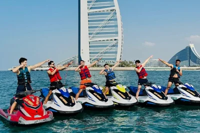 Découvrez dubaï en jetski sur le golfe arabique, avec photos et vidéos du burj al arab, guidé par un local—accessible en fauteuil roulant et idéal en famille.
