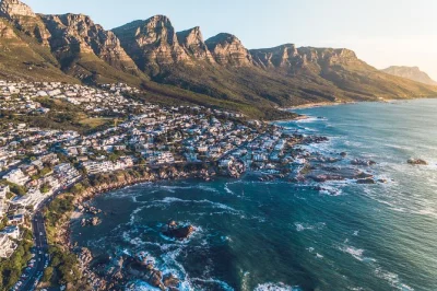 Erlebe kapstadt aus der luft: hubschrauberflug über den tafelberg, clifton beach und beide ozeane – inklusive abholung am v&a waterfront und prickelndem sekt zum anstoßen.