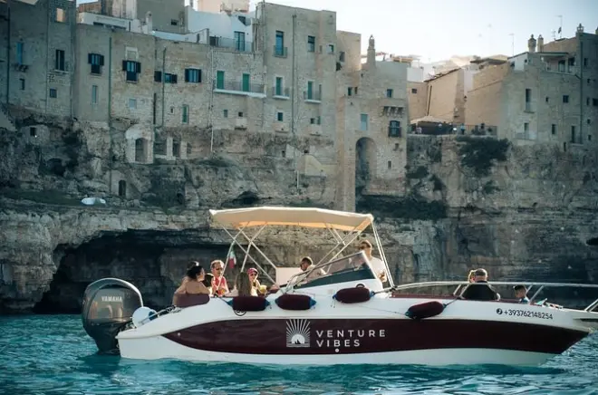 2-stündige Bootsparty in Polignano a Mare: Prosecco & Meeresgrotten