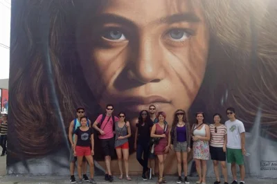 Entdecke brooklyns bushwick mit einem lokalen künstler. erlebe ikonische street art, spannende geschichten hinter den graffitis und bunte viertel mit insiderwissen.