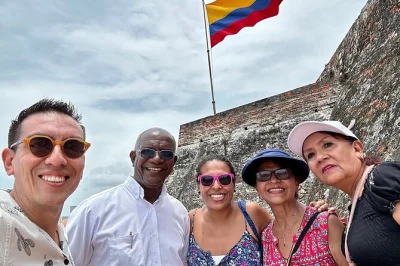 Descubre cartagena con un tour privado: castillo san felipe, el colorido barrio getsemaní y las calles vibrantes del centro histórico. incluye recogida en hotel.
