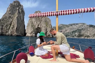 Capri, tour in barca privata per coppie: nuota nella grotta verde, naviga vicino ai faraglioni e rilassati con un marinaio locale. include bevande e attrezzatura per lo snorkeling.