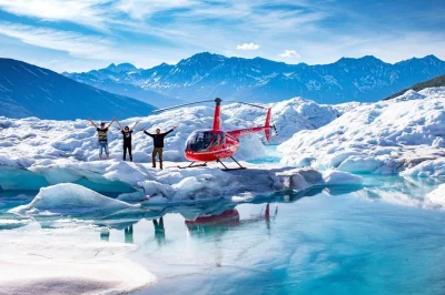 Abflug bei anchorage zu einem hubschrauberflug über die chugach mountains mit landung auf einem gletscher und geführtem spaziergang auf dem eis. inklusive aller gebühren und erfahrener pilot.