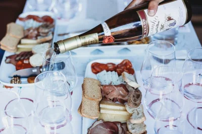 Comece sua tarde em lisboa com uma degustação guiada de 6 vinhos portugueses e queijos locais, acompanhados de um almoço descontraído. sessão com especialista e sabores regionais.