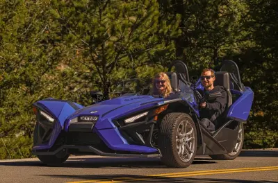 Balade autonome en Slingshot dans le parc national des Rocky Mountains