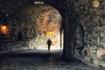 Casco antiguo de núremberg, leyendas de fantasmas y relatos medievales en un tour nocturno en inglés con guía experto.