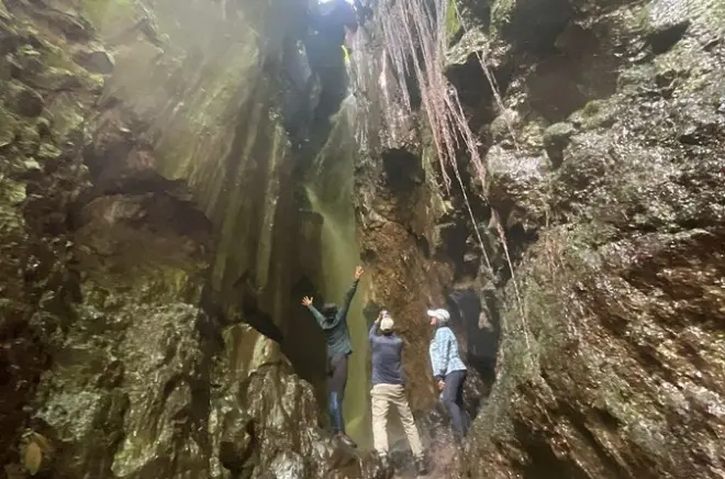 Santiago Zamora Sunrise Waterfall Hike: 994m Ascent