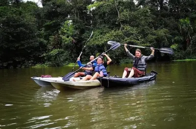 Kayak nel parco di Tortuguero tra i canali stretti della foresta