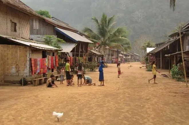 Kayak à Muang Ngoi : Village de tisserands et falaises de calcaire