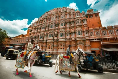 Découvrez jaipur autrement avec une visite privée : explorez le palais de la ville, admirez le jantar mantar et ressentez la brise au hawa mahal. guide et transfert inclus.