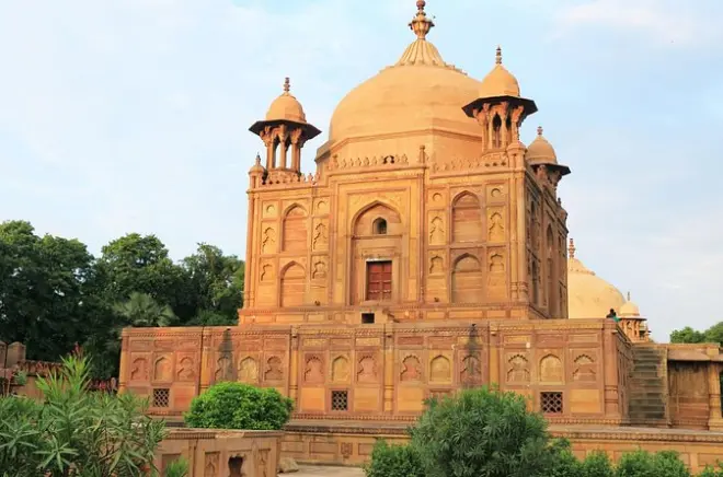 Lucknow Heritage Walk: Local Stories Beyond Tourist Spots
