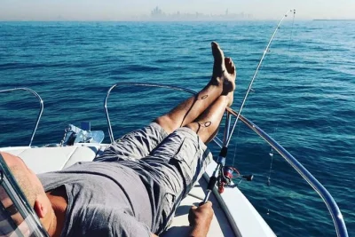Pêche en haute mer privée à dubai pour 5 personnes max. matériel complet, eau et jus inclus. attrapez kingfish, snapper et plus avec un capitaine expert. réservez vite !