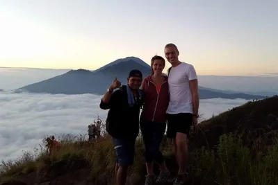 Vivi l’alba sul mt batur a bali con un trekking, colazione cotta a vapore vulcanico e relax nelle sorgenti termali naturali. include pick-up e guida locale.