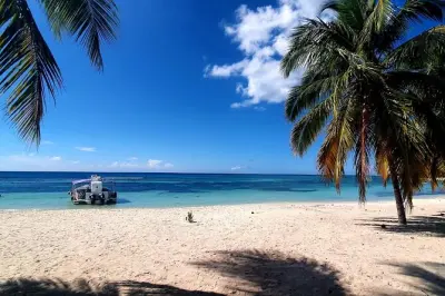 Isola di Saona in trimarano con pranzo e snorkeling in piccolo gruppo
