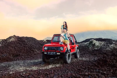 Tour privado de jeep no monte batur para ver o nascer do sol sem precisar caminhar. explore os campos de lava negra, relaxe nas águas termais ou visite kintamani e a cachoeira tibumana.