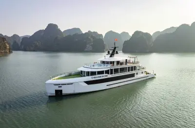 Crucero de día en bahía Ha Long con clase de cocina y bote de bambú