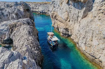 Paseo privado al atardecer por Lindos en un barco tradicional griego