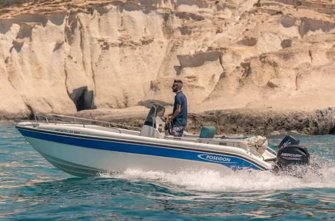 Milos en bateau sans permis, cap sur des plages secrètes