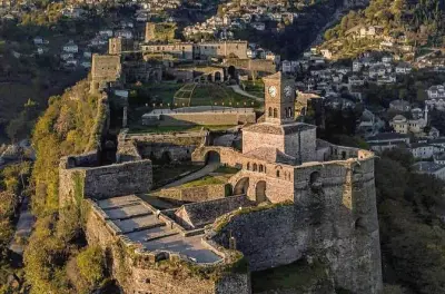 Tagestour ab Saranda: Blue Eye, Burg Lëkurësi & Gjirokastër