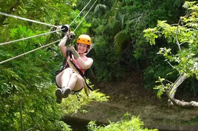 Zipline a Roatan: 13 linee nella chioma della giungla
