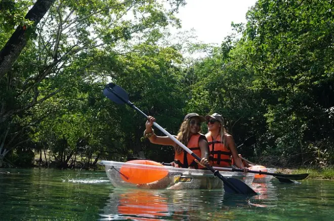Caiaque na lagoa de Bacalar: Caiaque transparente pelas sete cores