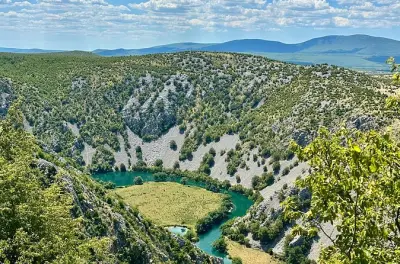 Senderismo desde Zadar a Kudin Most con río Krupa y puente piedra