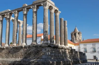 Scopri Évora con un tour privato di mezza giornata da lisbona. include biglietti per la cappella delle ossa e la cattedrale, trasporto in mercedes e guida locale.