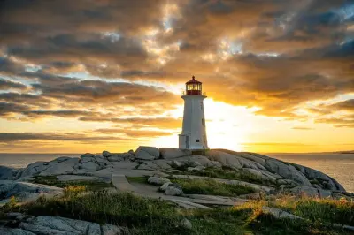 Visite au coucher du soleil à Peggy's Cove : Phare à l'heure dorée