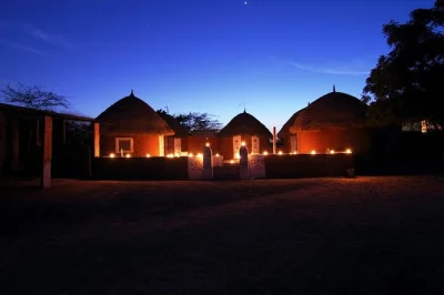 Übernachte in einem lehmhaus im dorf bei jodhpur, genieße hausgemachte mahlzeiten und erlebe das echte rajasthani familienleben. inklusive abholung und verpflegung.