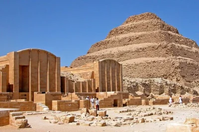 Sinta a história em saqqara, admire ramsés ii em memphis e descubra a pirâmide curvada em dahshur com guia particular e opção de almoço.