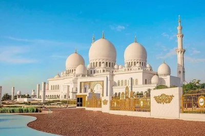 Entdecke abu dhabis highlights an einem tag – sheikh zayed moschee, heritage village, emirates palace & ferrari world. jetzt stadtrundfahrt buchen.
